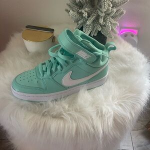 Kids Nike NIB court borough mid 2 
Size 4.5